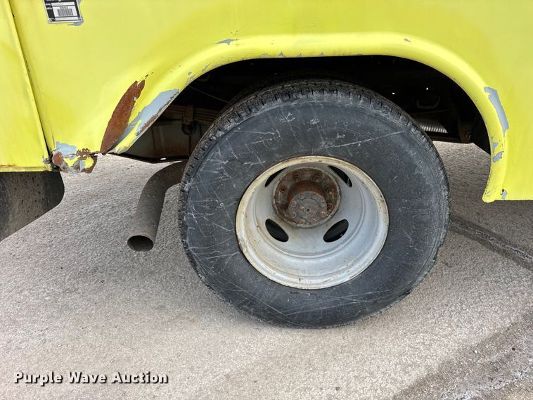 image for item EF2414 2001 Ford F350 Super Duty utility bed pickup truck