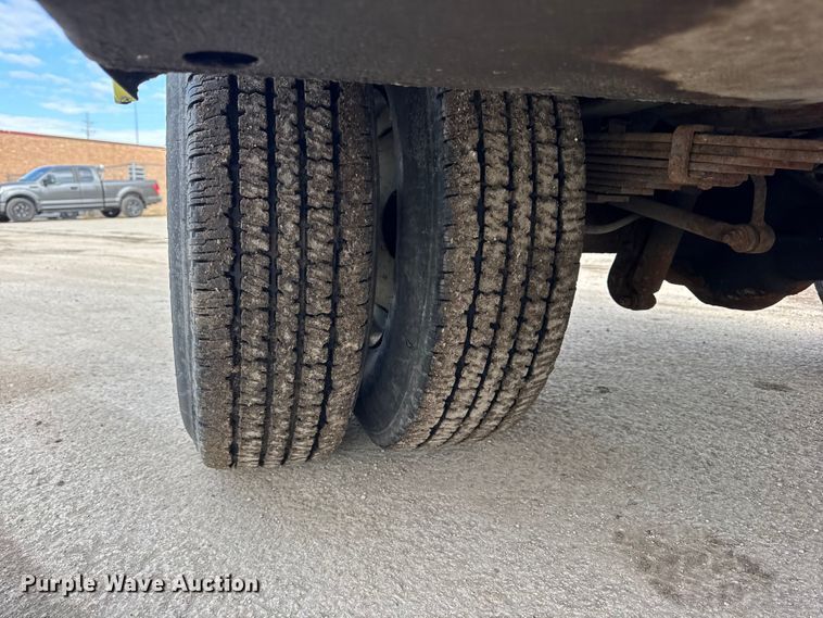 image for item EF2414 2001 Ford F350 Super Duty utility bed pickup truck