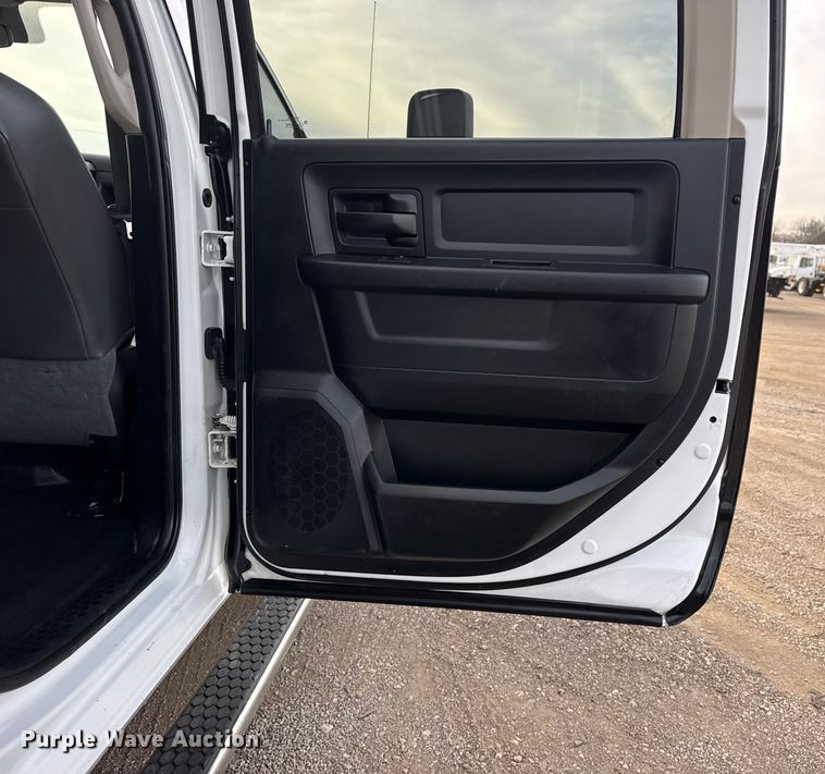 image for item EG2010 2014 RAM 5500HD utility / service truck