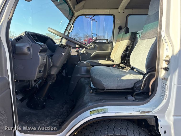 image for item EG2058 2003 Chevrolet W5500 utility / service truck