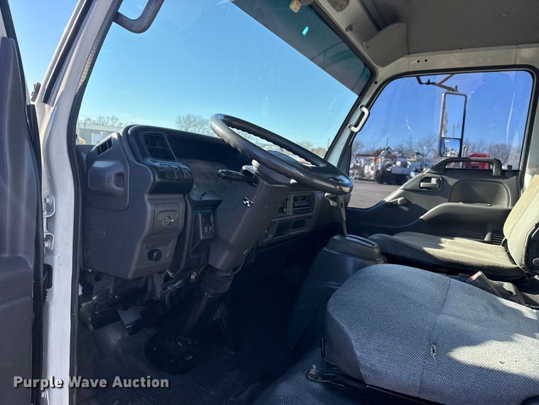 image for item EG2058 2003 Chevrolet W5500 utility / service truck