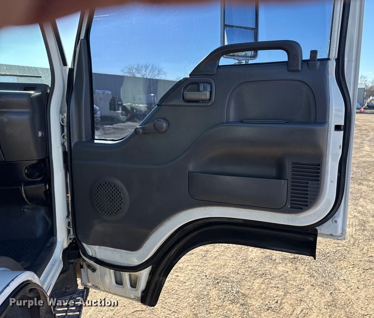 image for item EG2058 2003 Chevrolet W5500 utility / service truck