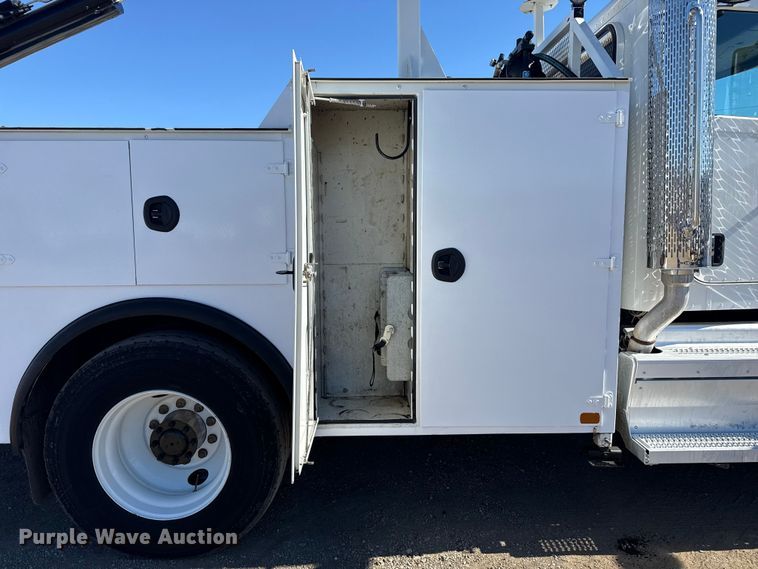 image for item EG2065 2019 Peterbilt 337 utility / service truck