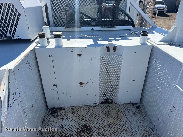 image for item EG2065 2019 Peterbilt 337 utility / service truck