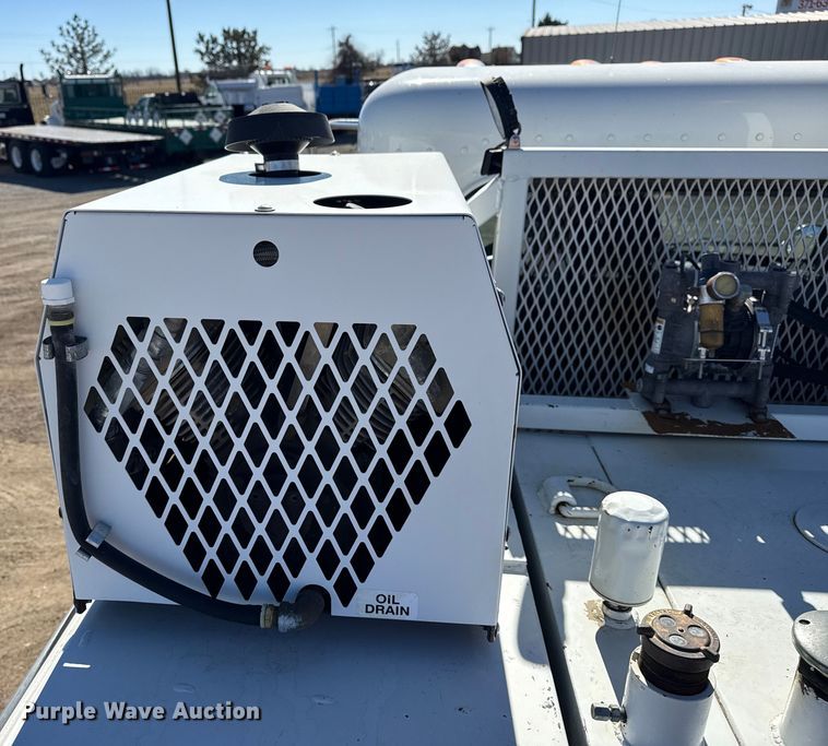 image for item EG2065 2019 Peterbilt 337 utility / service truck