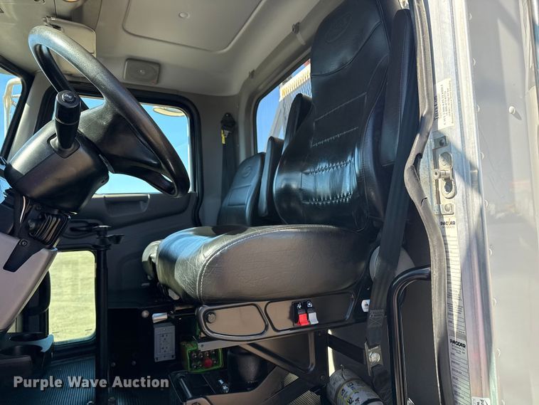 image for item EG2065 2019 Peterbilt 337 utility / service truck