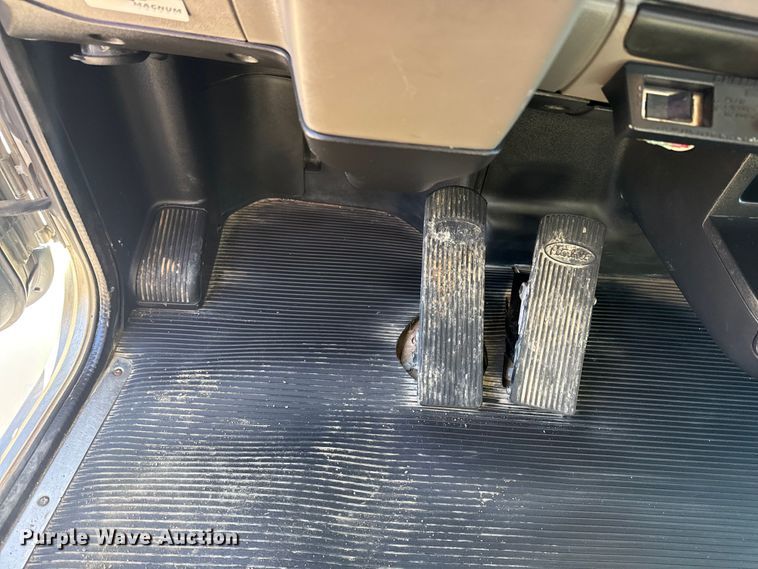 image for item EG2065 2019 Peterbilt 337 utility / service truck