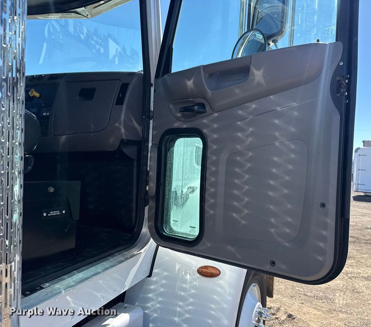 image for item EG2065 2019 Peterbilt 337 utility / service truck