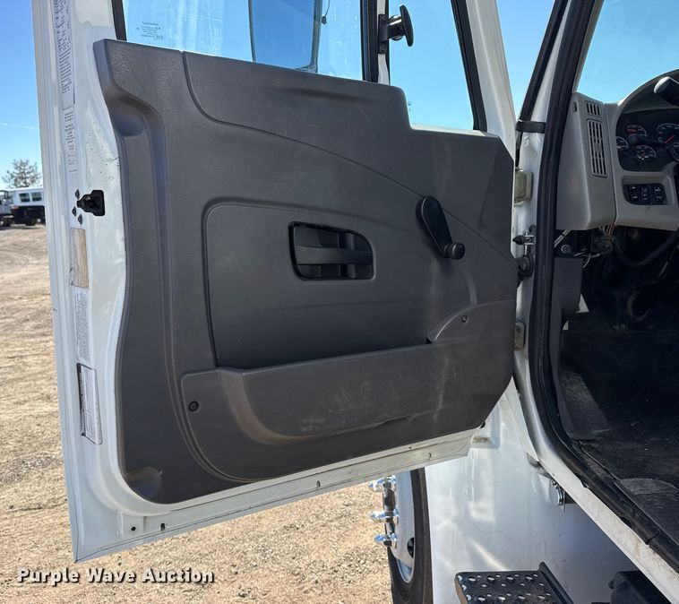 image for item EG2068 2010 International 4300 utility / service truck