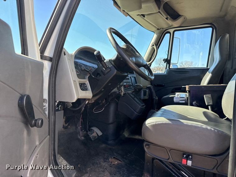 image for item EG2068 2010 International 4300 utility / service truck