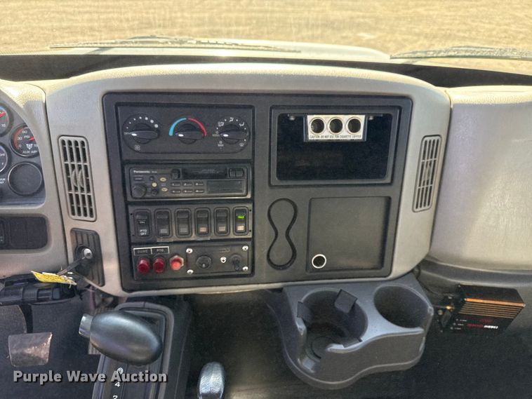 image for item EG2068 2010 International 4300 utility / service truck