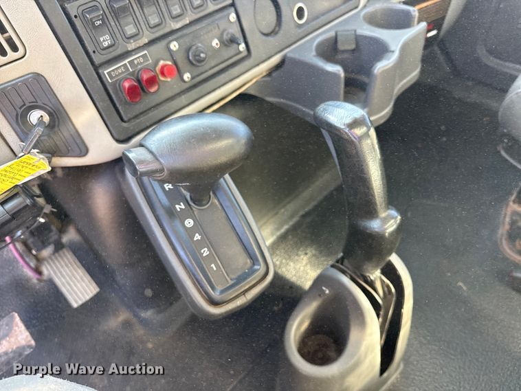 image for item EG2068 2010 International 4300 utility / service truck