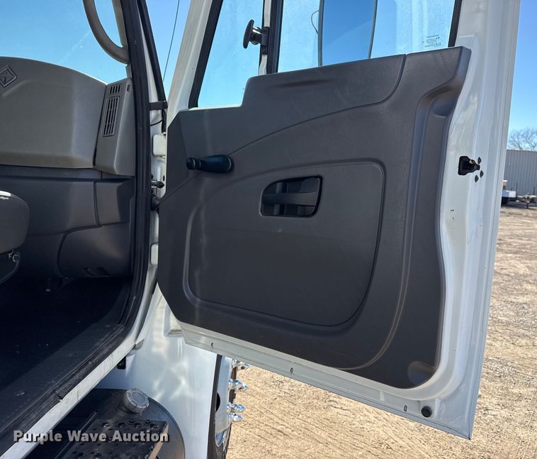 image for item EG2068 2010 International 4300 utility / service truck