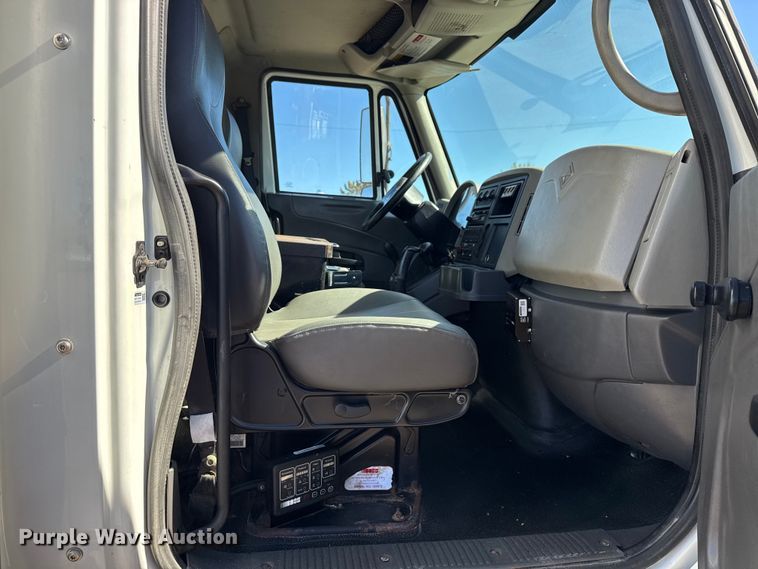 image for item EG2068 2010 International 4300 utility / service truck