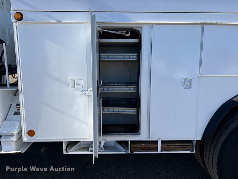 image for item EG2070 2007 Freightliner Business Class M2 digger derrick truck