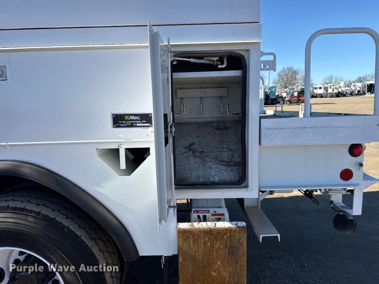 image for item EG2070 2007 Freightliner Business Class M2 digger derrick truck