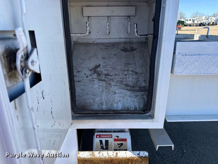 image for item EG2070 2007 Freightliner Business Class M2 digger derrick truck