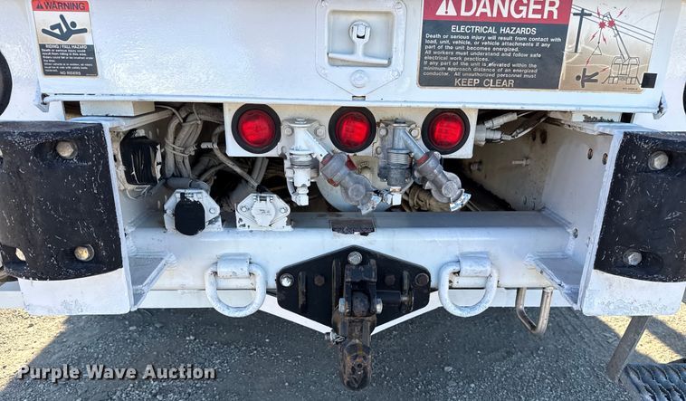 image for item EG2070 2007 Freightliner Business Class M2 digger derrick truck