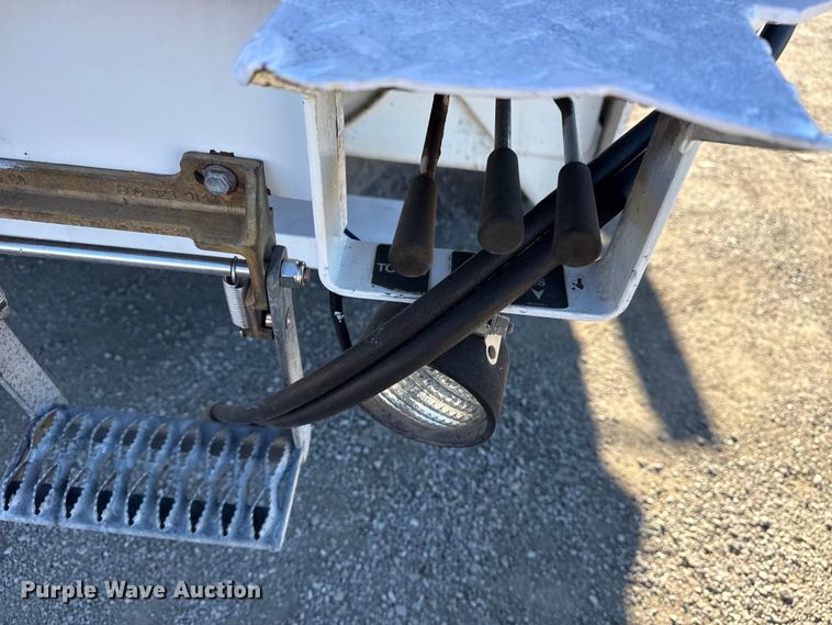 image for item EG2070 2007 Freightliner Business Class M2 digger derrick truck