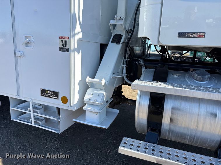 image for item EG2070 2007 Freightliner Business Class M2 digger derrick truck