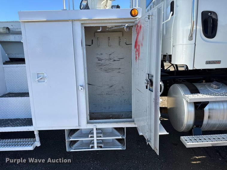 image for item EG2070 2007 Freightliner Business Class M2 digger derrick truck