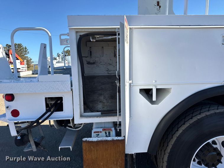 image for item EG2070 2007 Freightliner Business Class M2 digger derrick truck