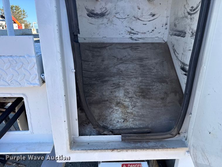 image for item EG2070 2007 Freightliner Business Class M2 digger derrick truck