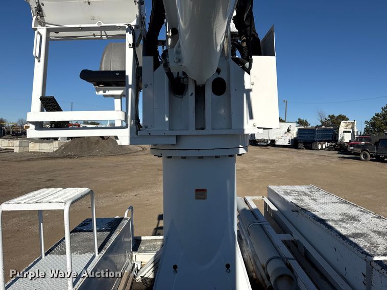 image for item EG2070 2007 Freightliner Business Class M2 digger derrick truck