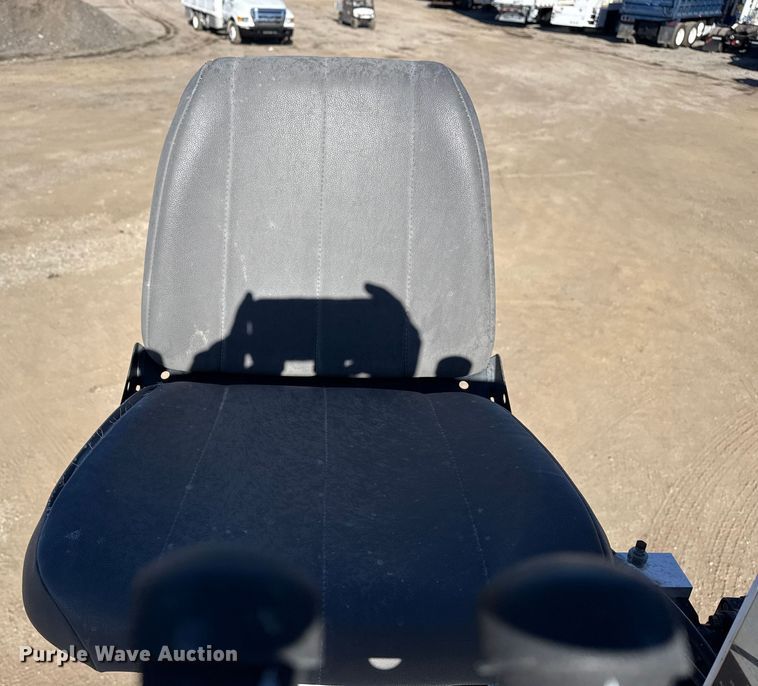 image for item EG2070 2007 Freightliner Business Class M2 digger derrick truck