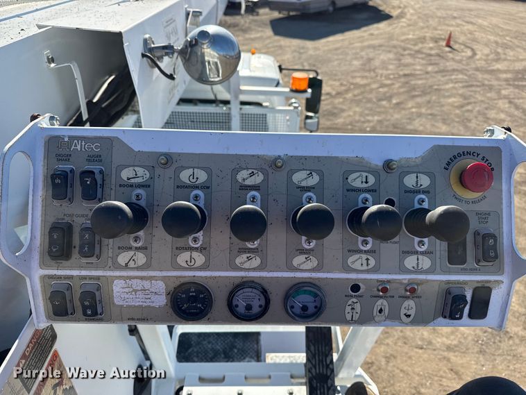 image for item EG2070 2007 Freightliner Business Class M2 digger derrick truck