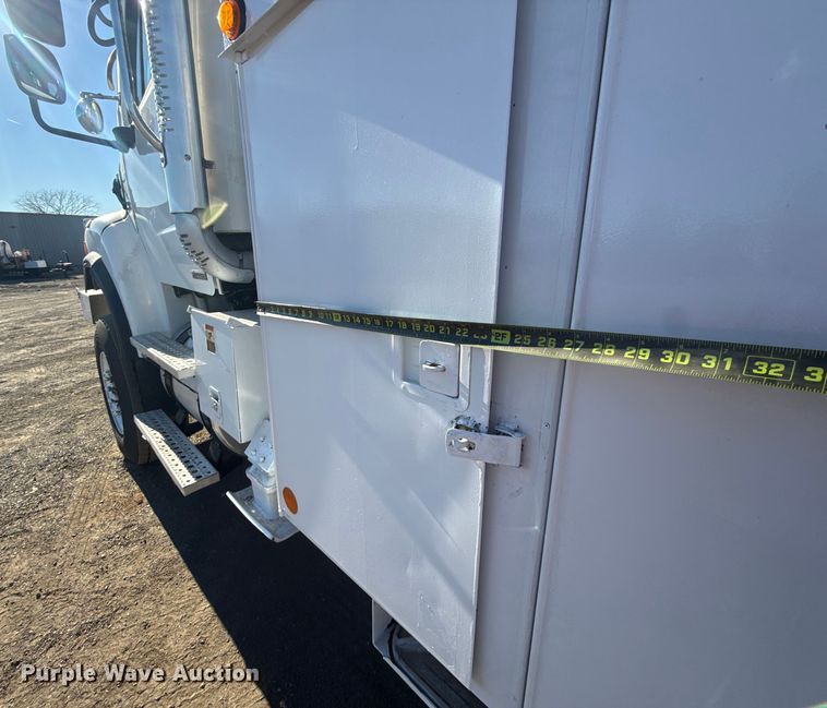 image for item EG2070 2007 Freightliner Business Class M2 digger derrick truck