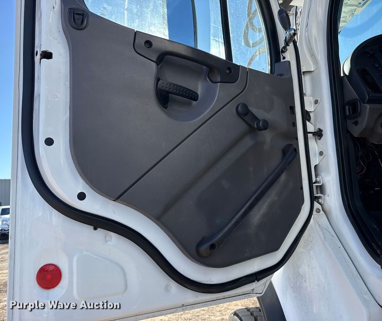 image for item EG2070 2007 Freightliner Business Class M2 digger derrick truck