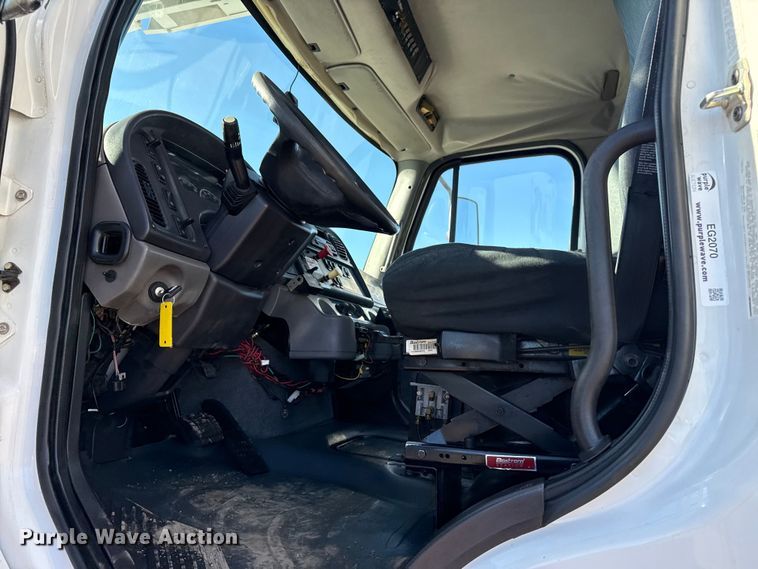 image for item EG2070 2007 Freightliner Business Class M2 digger derrick truck