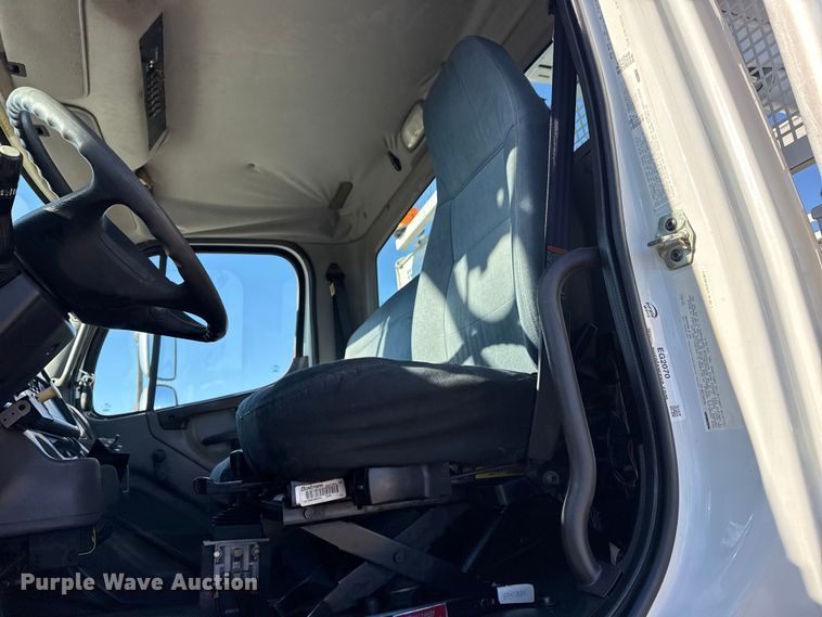 image for item EG2070 2007 Freightliner Business Class M2 digger derrick truck