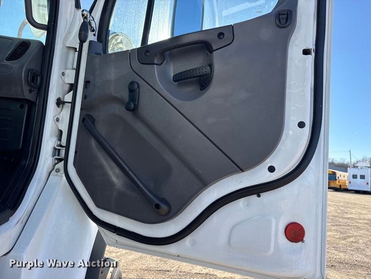 image for item EG2070 2007 Freightliner Business Class M2 digger derrick truck