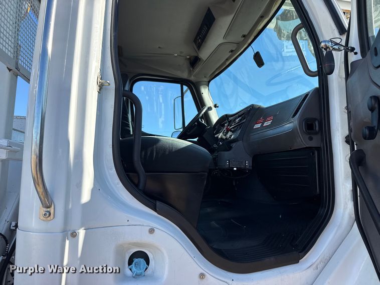 image for item EG2070 2007 Freightliner Business Class M2 digger derrick truck