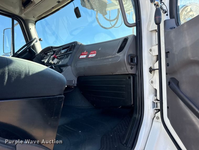 image for item EG2070 2007 Freightliner Business Class M2 digger derrick truck