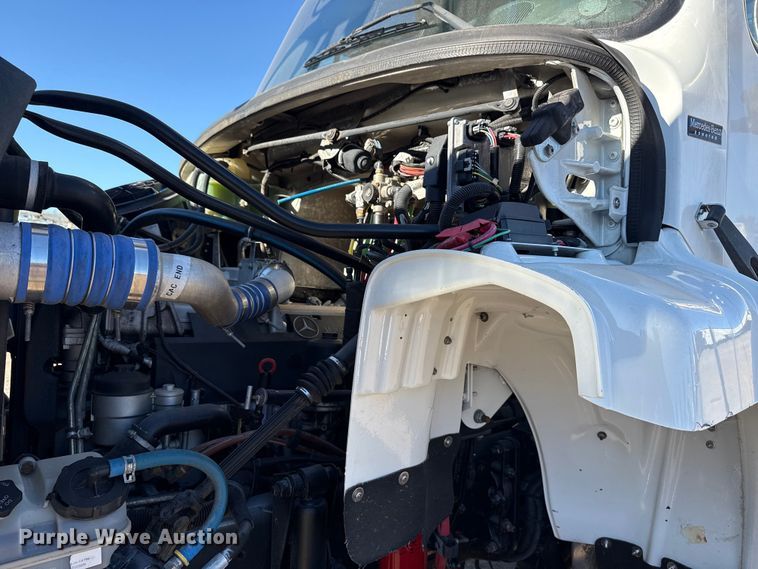 image for item EG2070 2007 Freightliner Business Class M2 digger derrick truck