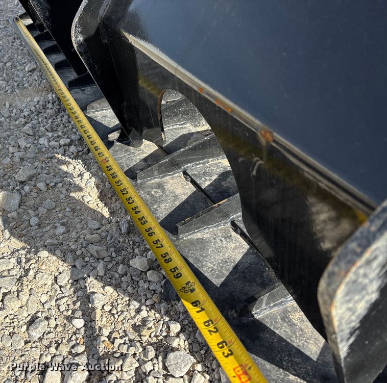 image for item EJ7790 GIYI HWG72 skid steer grapple bucket