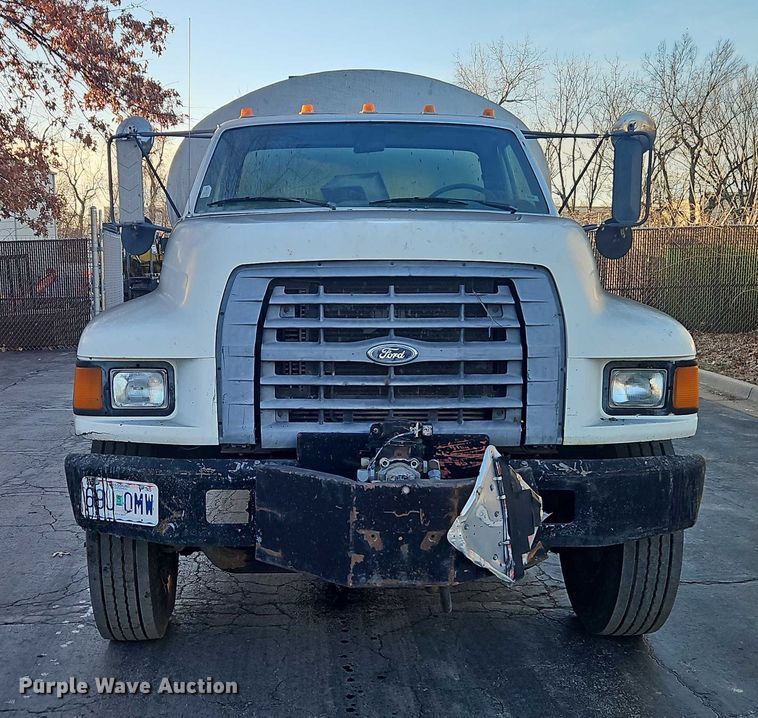 image for item EO4908 1998 Ford F800 tack distributor truck 