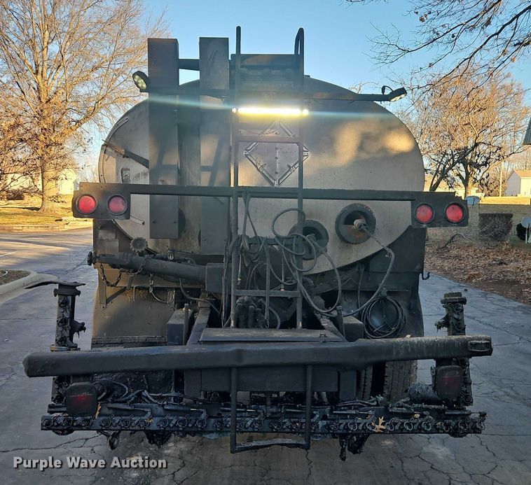 image for item EO4908 1998 Ford F800 tack distributor truck 