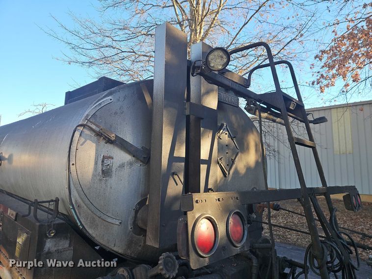 image for item EO4908 1998 Ford F800 tack distributor truck 