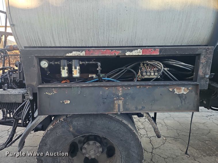 image for item EO4908 1998 Ford F800 tack distributor truck 