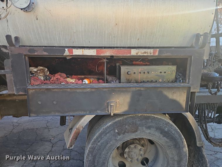 image for item EO4908 1998 Ford F800 tack distributor truck 