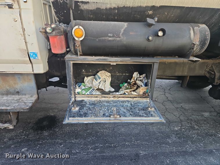 image for item EO4908 1998 Ford F800 tack distributor truck 