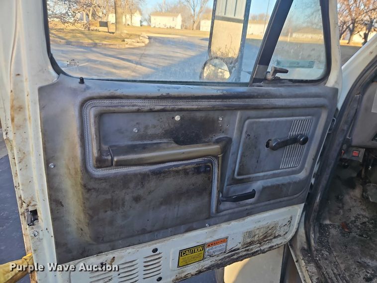 image for item EO4908 1998 Ford F800 tack distributor truck 