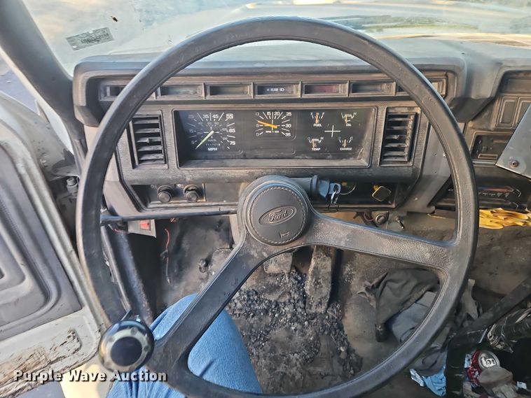 image for item EO4908 1998 Ford F800 tack distributor truck 