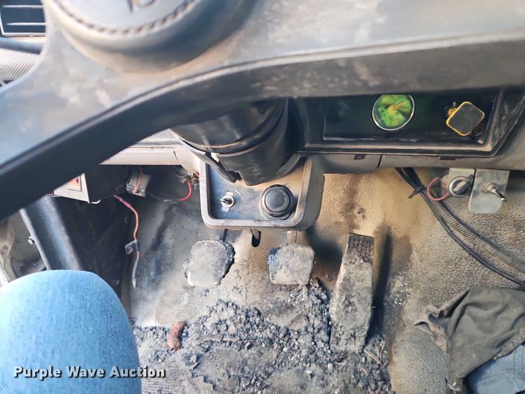 image for item EO4908 1998 Ford F800 tack distributor truck 