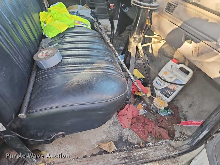 image for item EO4908 1998 Ford F800 tack distributor truck 