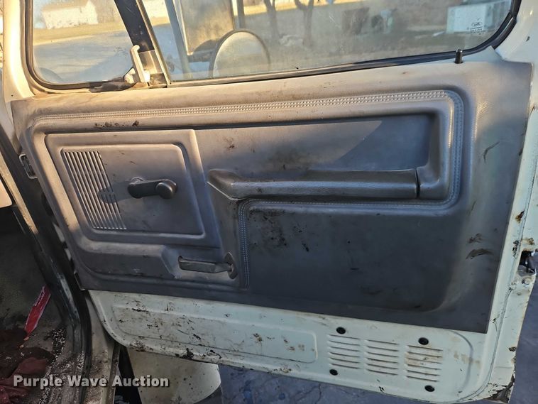 image for item EO4908 1998 Ford F800 tack distributor truck 